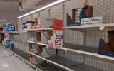 [ẢNH] Cụ bà Australia bật khóc trước kệ hàng trống trơn vì dịch Covid-19