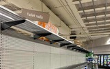 [ẢNH] Cụ bà Australia bật khóc trước kệ hàng trống trơn vì dịch Covid-19