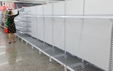 [ẢNH] Cụ bà Australia bật khóc trước kệ hàng trống trơn vì dịch Covid-19