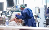 [ẢNH] Linh mục qua đời vì Covid-19 sau khi nhường máy thở cho người khác