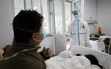 [ẢNH] Báo Anh hoài nghi khi thấy hàng nghìn lọ tro cốt chất tại nhà tang lễ Vũ Hán