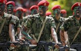[ẢNH] Tướng quân đội Venezuela tự nộp mình cho Mỹ