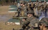 [ẢNH] Lính Mỹ vác súng chống tăng chặn xe thiết giáp Nga tại Syria