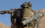 [ẢNH] Lính Mỹ vác súng chống tăng chặn xe thiết giáp Nga tại Syria