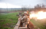 [ẢNH] Lính Mỹ vác súng chống tăng chặn xe thiết giáp Nga tại Syria
