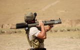 [ẢNH] Lính Mỹ vác súng chống tăng chặn xe thiết giáp Nga tại Syria