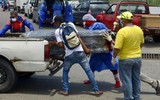 [ẢNH] Cảnh tang thương ở Ecuador: Dùng thùng carton thay quan tài bệnh nhân Covid-19