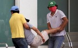 [ẢNH] Cảnh tang thương ở Ecuador: Dùng thùng carton thay quan tài bệnh nhân Covid-19