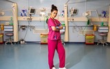 [ẢNH] Hoa hậu Anh 2019 cởi bỏ vương miện, mặc áo bác sĩ lăn xả chống dịch