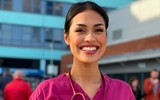 [ẢNH] Hoa hậu Anh 2019 cởi bỏ vương miện, mặc áo bác sĩ lăn xả chống dịch