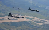 [ẢNH] Pháo đài bay B-52 Mỹ diễn tập 'voi đi bộ' ở đảo Guam
