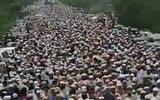 [ẢNH] 100.000 người dự đám tang giữa lệnh phong tỏa vì đại dịch Covid-19