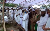 [ẢNH] 100.000 người dự đám tang giữa lệnh phong tỏa vì đại dịch Covid-19