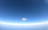 [ẢNH] Su-35 Nga bất chợt áp sát khiến ‘thần biển’ P-8A Mỹ loạng choạng trên không trung