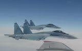 [ẢNH] Su-35 Nga bất chợt áp sát khiến ‘thần biển’ P-8A Mỹ loạng choạng trên không trung