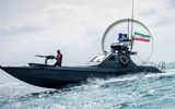 [ẢNH] Pháo phản lực đa nòng đáng sợ trên xuồng cao tốc Iran vừa áp sát chiến hạm Mỹ