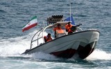 [ẢNH] Súng máy hạng nặng trên xuồng cao tốc Iran vừa áp sát chiến hạm Mỹ
