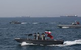 [ẢNH] Súng máy hạng nặng trên xuồng cao tốc Iran vừa áp sát chiến hạm Mỹ