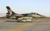 [ẢNH] F-16 Venezuela bay cắt mặt tàu chiến Mỹ để hộ tống tàu chở dầu Iran
