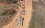 [ẢNH] Căng thẳng với Ấn Độ, Trung Quốc đem xe tăng mới biên chế lên áp sát biên giới