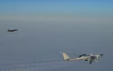 [ẢNH] ‘Chim ăn thịt’ F-22 Mỹ áp sát ‘gấu bay’ Tu-95MS Nga