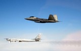 [ẢNH] ‘Chim ăn thịt’ F-22 Mỹ áp sát ‘gấu bay’ Tu-95MS Nga