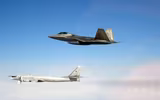 [ẢNH] ‘Chim ăn thịt’ F-22 Mỹ áp sát ‘gấu bay’ Tu-95MS Nga