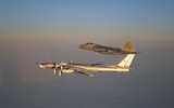 [ẢNH] ‘Chim ăn thịt’ F-22 Mỹ áp sát ‘gấu bay’ Tu-95MS Nga