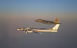[ẢNH] ‘Chim ăn thịt’ F-22 Mỹ áp sát ‘gấu bay’ Tu-95MS Nga