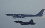 [ẢNH] ‘Chim ăn thịt’ F-22 Mỹ áp sát ‘gấu bay’ Tu-95MS Nga