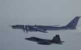 [ẢNH] ‘Chim ăn thịt’ F-22 Mỹ áp sát ‘gấu bay’ Tu-95MS Nga