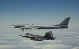 [ẢNH] ‘Chim ăn thịt’ F-22 Mỹ áp sát ‘gấu bay’ Tu-95MS Nga