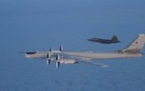 [ẢNH] ‘Chim ăn thịt’ F-22 Mỹ áp sát ‘gấu bay’ Tu-95MS Nga
