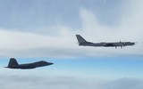 [ẢNH] ‘Chim ăn thịt’ F-22 Mỹ áp sát ‘gấu bay’ Tu-95MS Nga