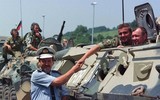 [ẢNH] Tổng thống Putin từng chỉ đạo lính dù Nga chiếm sân bay Kosovo để đàm phán với NATO
