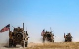 [ẢNH] Xe bọc thép Mỹ lao thẳng vào húc thiết giáp BTR-80 Nga tại Syria
