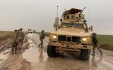 [ẢNH] Xe bọc thép Mỹ lao thẳng vào húc thiết giáp BTR-80 Nga tại Syria