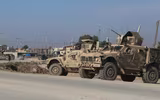 [ẢNH] Xe bọc thép Mỹ lao thẳng vào húc thiết giáp BTR-80 Nga tại Syria