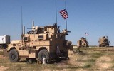 [ẢNH] Xe bọc thép Mỹ lao thẳng vào húc thiết giáp BTR-80 Nga tại Syria