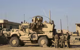 [ẢNH] Xe bọc thép Mỹ lao thẳng vào húc thiết giáp BTR-80 Nga tại Syria