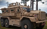 [ẢNH] Xe bọc thép Mỹ lao thẳng vào húc thiết giáp BTR-80 Nga tại Syria