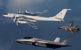 [ẢNH] Siêu tiêm kích F-35 bám đuôi ‘sát thủ săn ngầm’ Nga