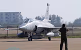 [ẢNH] Đại hạ giá chỉ bằng 1/2 xe tăng, máy bay JF-17 vẫn ế ẩm khiến Trung Quốc cầu cứu Nga