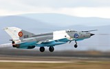 [ẢNH] Phiên bản MiG-21 đặc biệt của NATO vừa lao lên chặn máy bay ném bom Nga