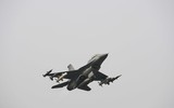 [ẢNH] F-16 Đài Loan tuần tra mang theo tên lửa Mỹ có thể dễ dàng hủy diệt tàu chiến