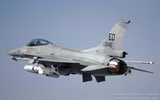 [ẢNH] F-16 Đài Loan tuần tra mang theo tên lửa Mỹ có thể dễ dàng hủy diệt tàu chiến
