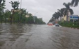 Mưa lớn kéo dài, nhiều tuyến đường ở TP. Vinh biến thành sông