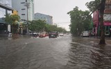 Mưa lớn kéo dài, nhiều tuyến đường ở TP. Vinh biến thành sông