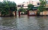 Mưa lớn kéo dài, nhiều tuyến đường ở TP. Vinh biến thành sông