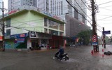 Mưa lớn kéo dài, nhiều tuyến đường ở TP. Vinh biến thành sông
